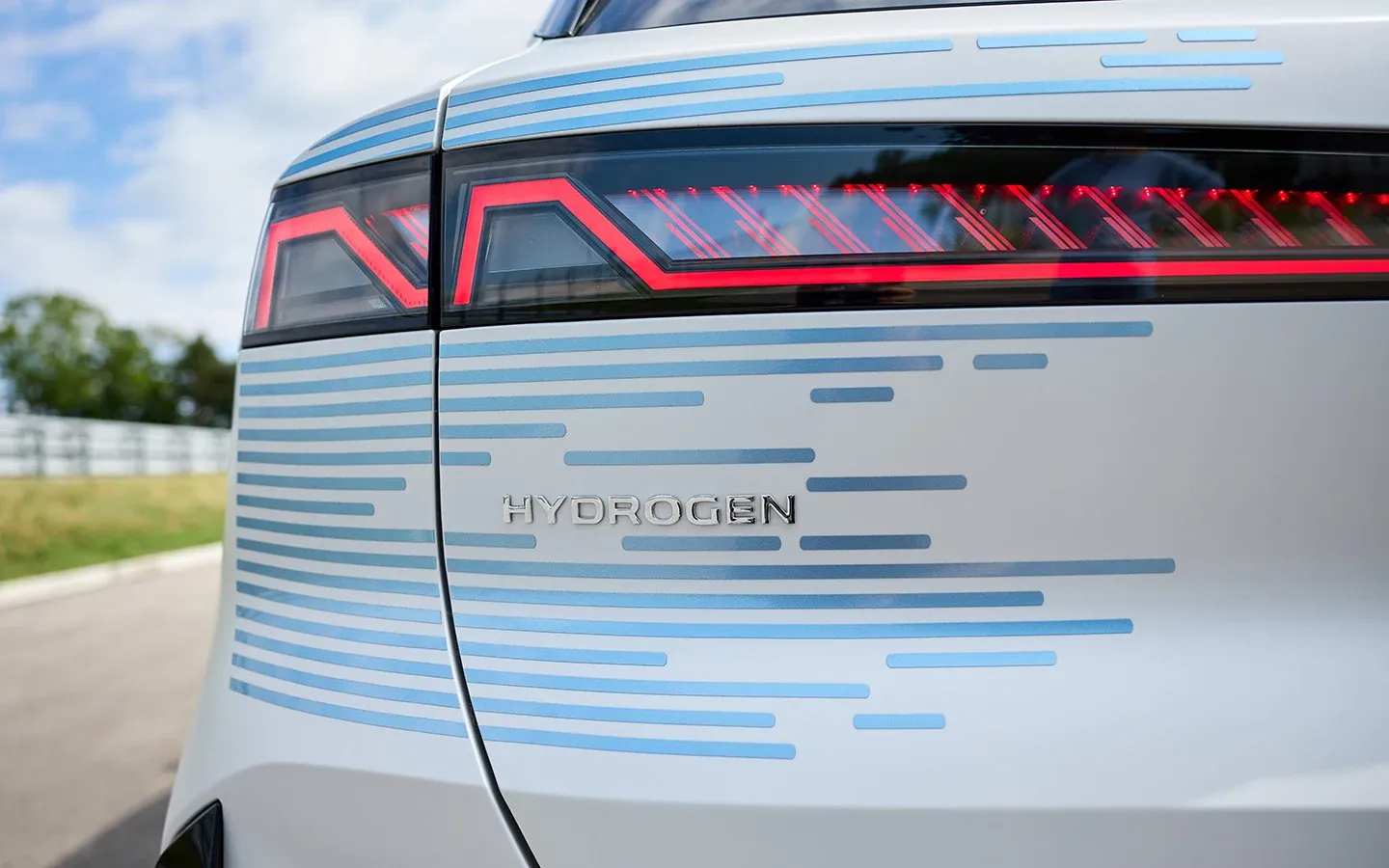 Шильдик Hydrogen на прототипе BMW iX5 Hydrogen