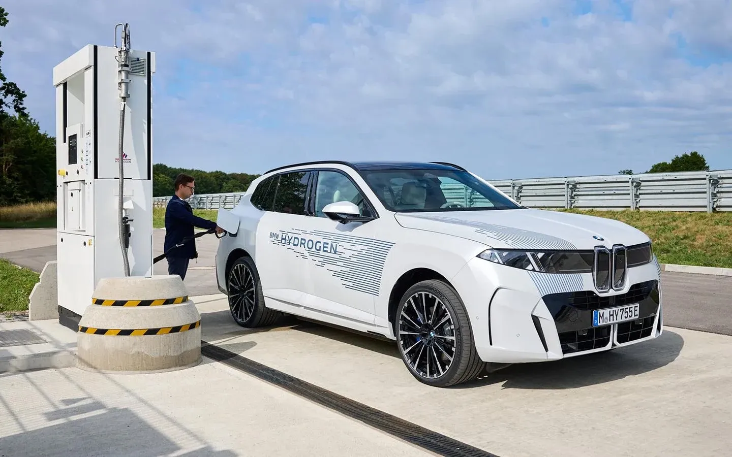 BMW вывела водородный X5 на новый этап испытаний
