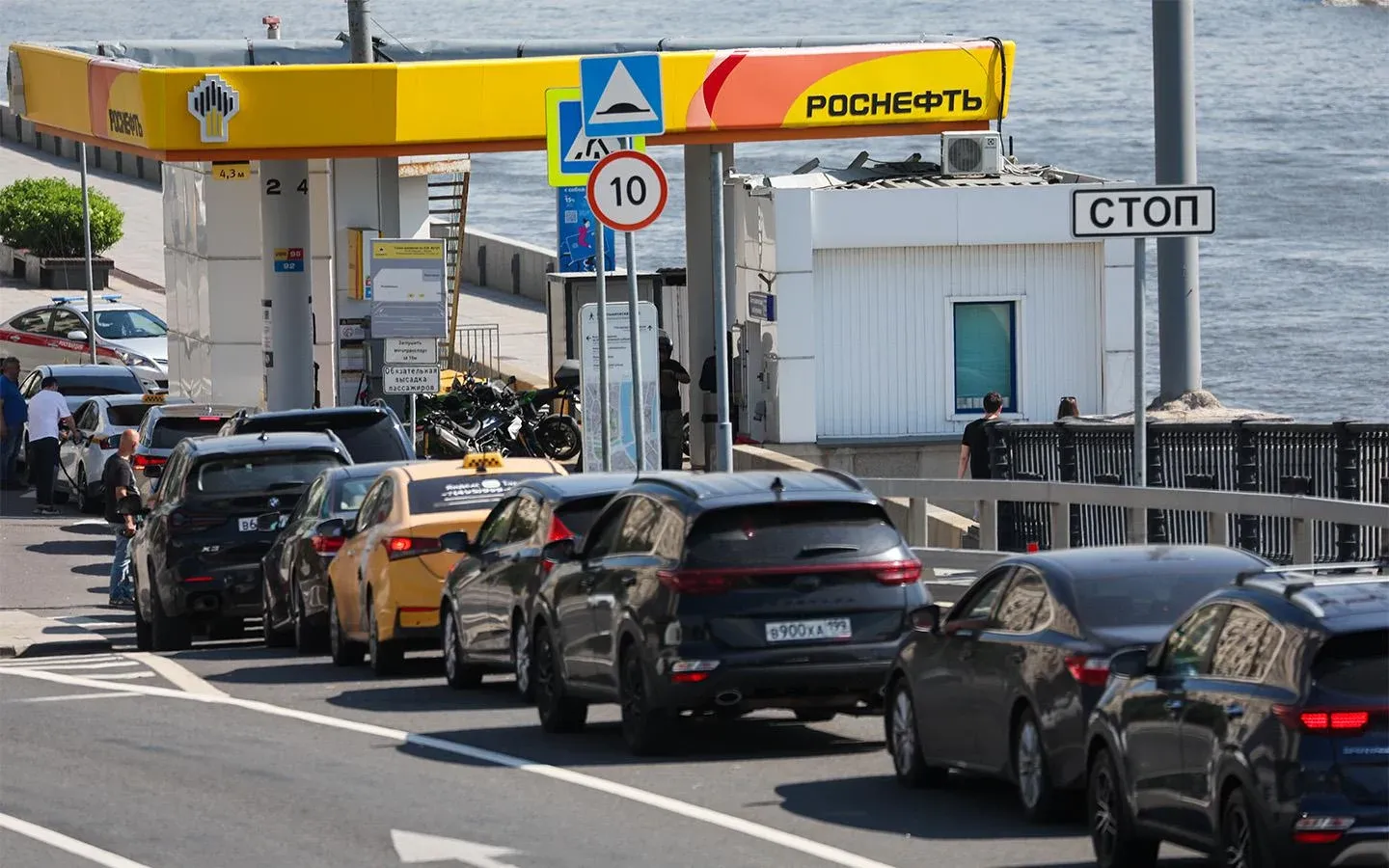 МВД пообещало отменять штрафы за остановку в очередях на АЗС