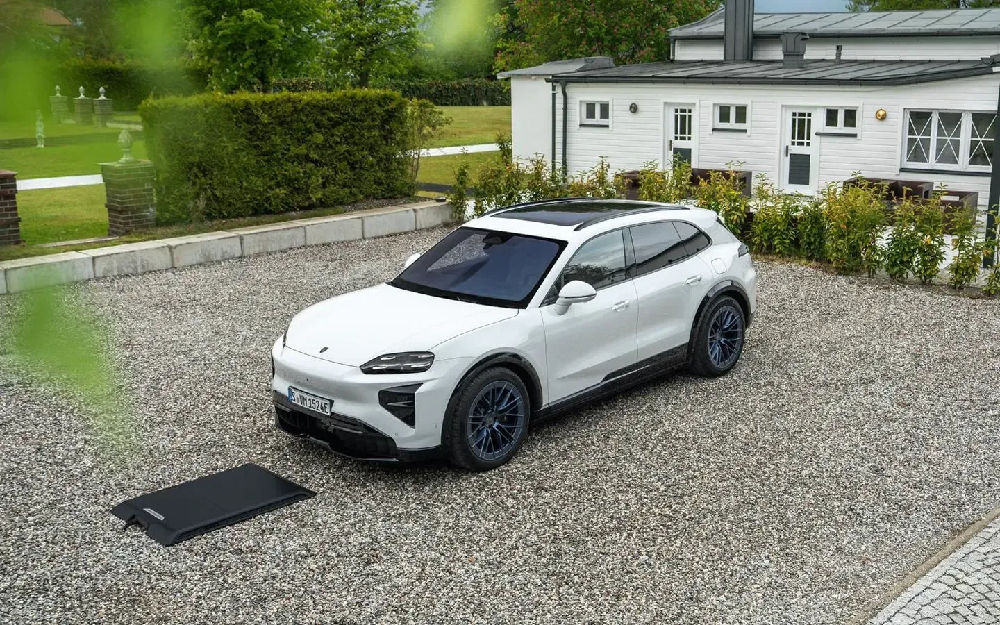 Электрический Porsche Cayenne получил электродвери и зарядку без кабеля
