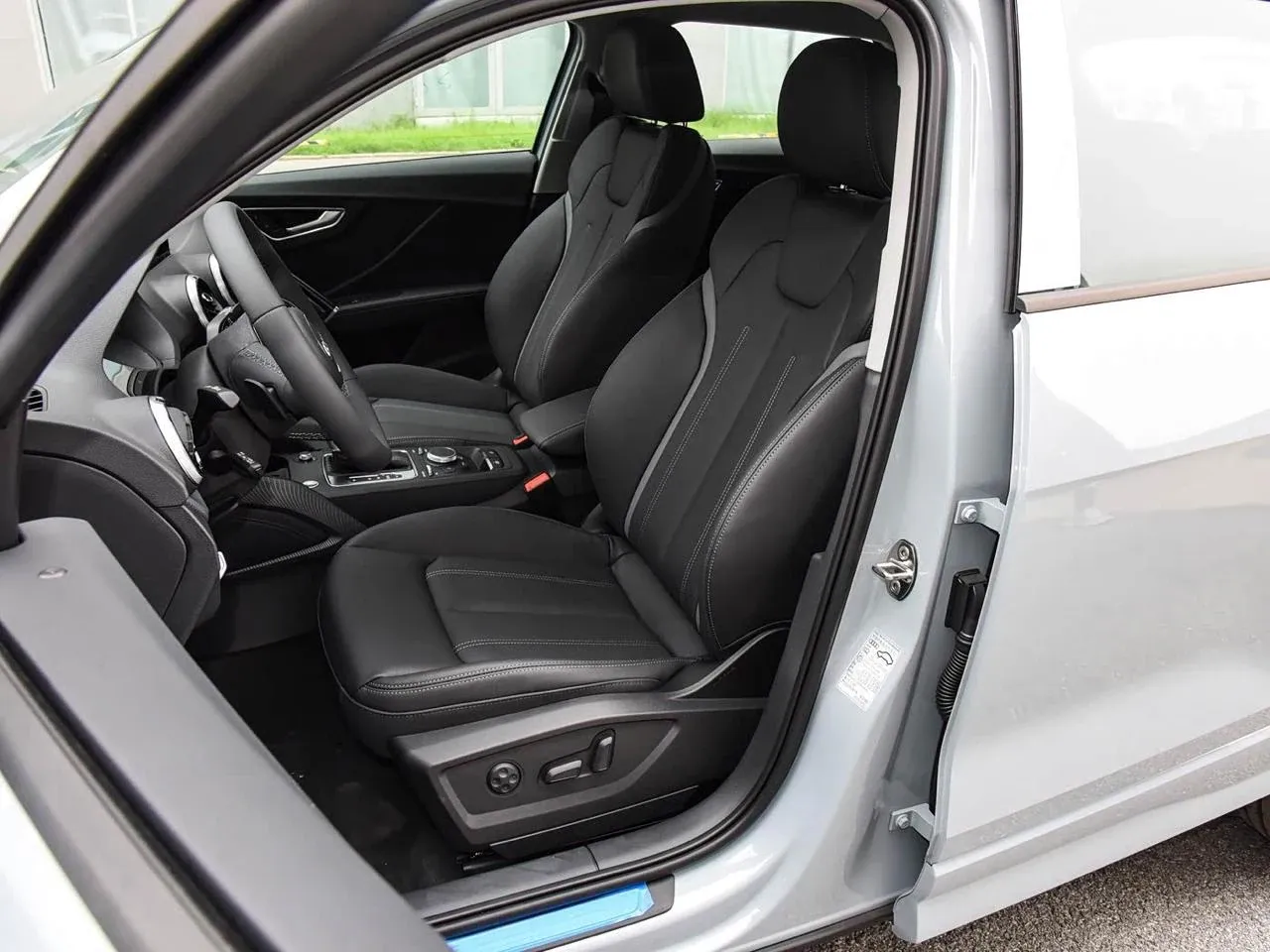 Передние кресла Audi Q2L сбоку