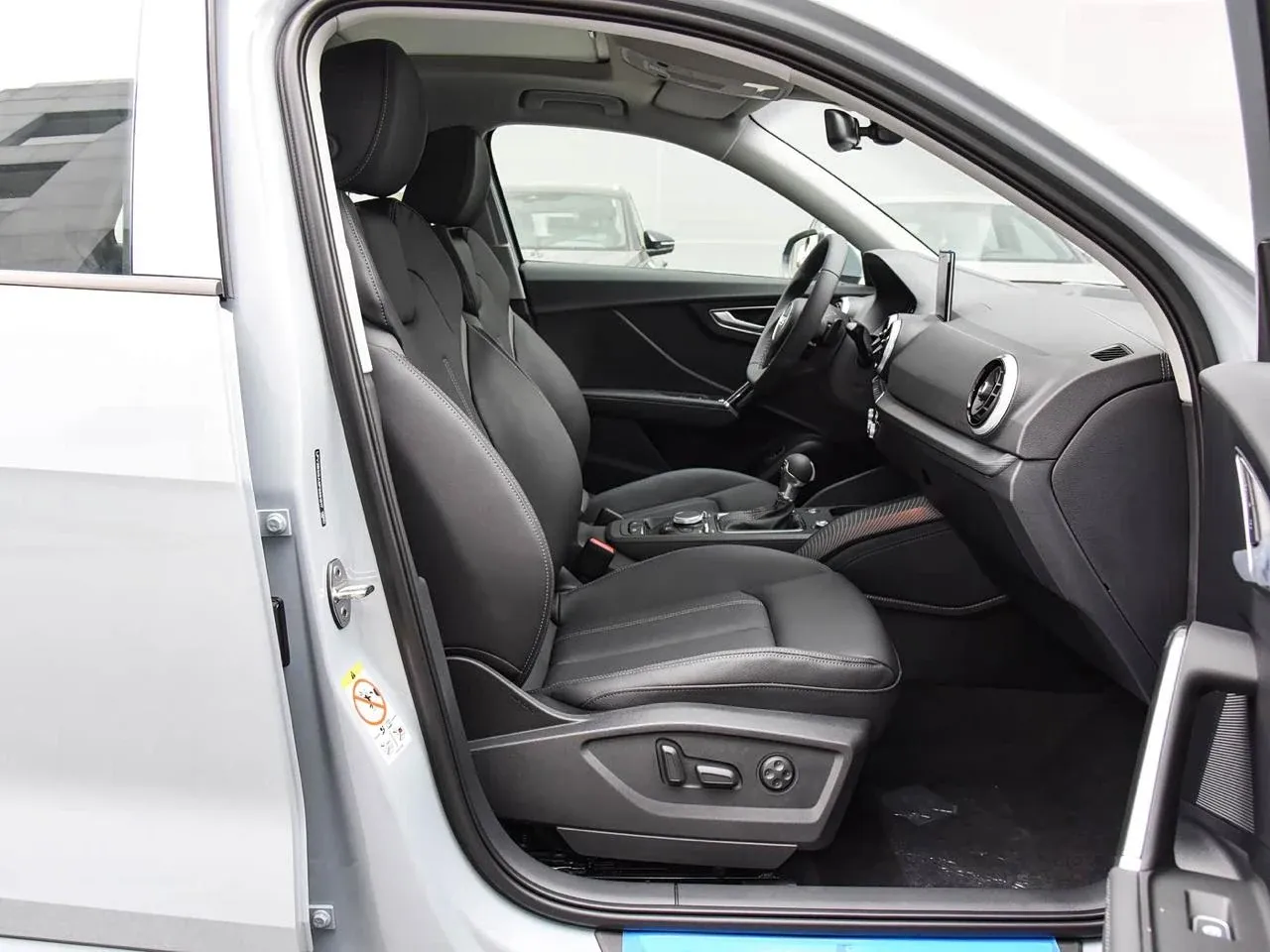 Передние сиденья Audi Q2L 2022