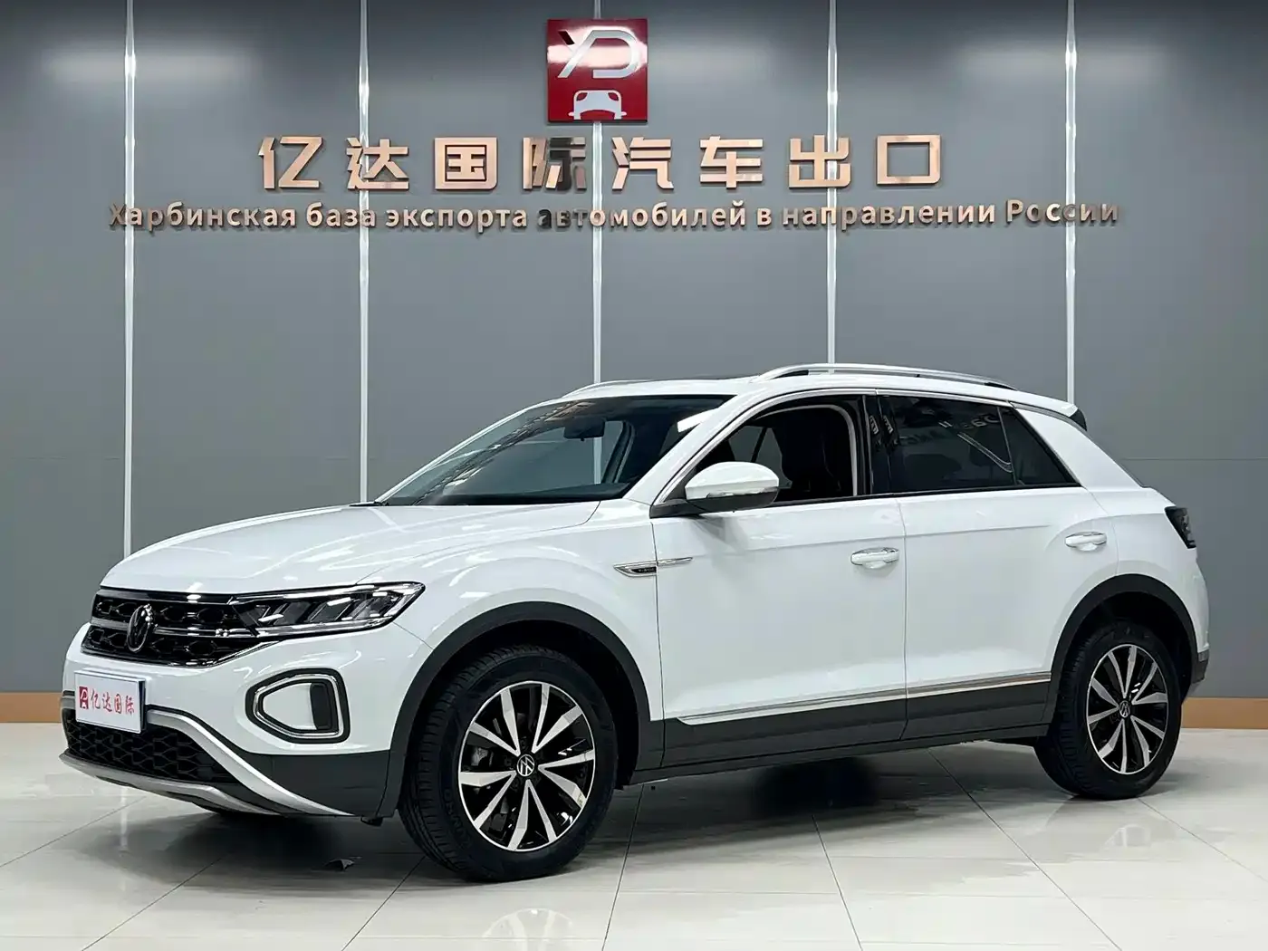 Volkswagen T-Roc 280TSI 2023 спереди