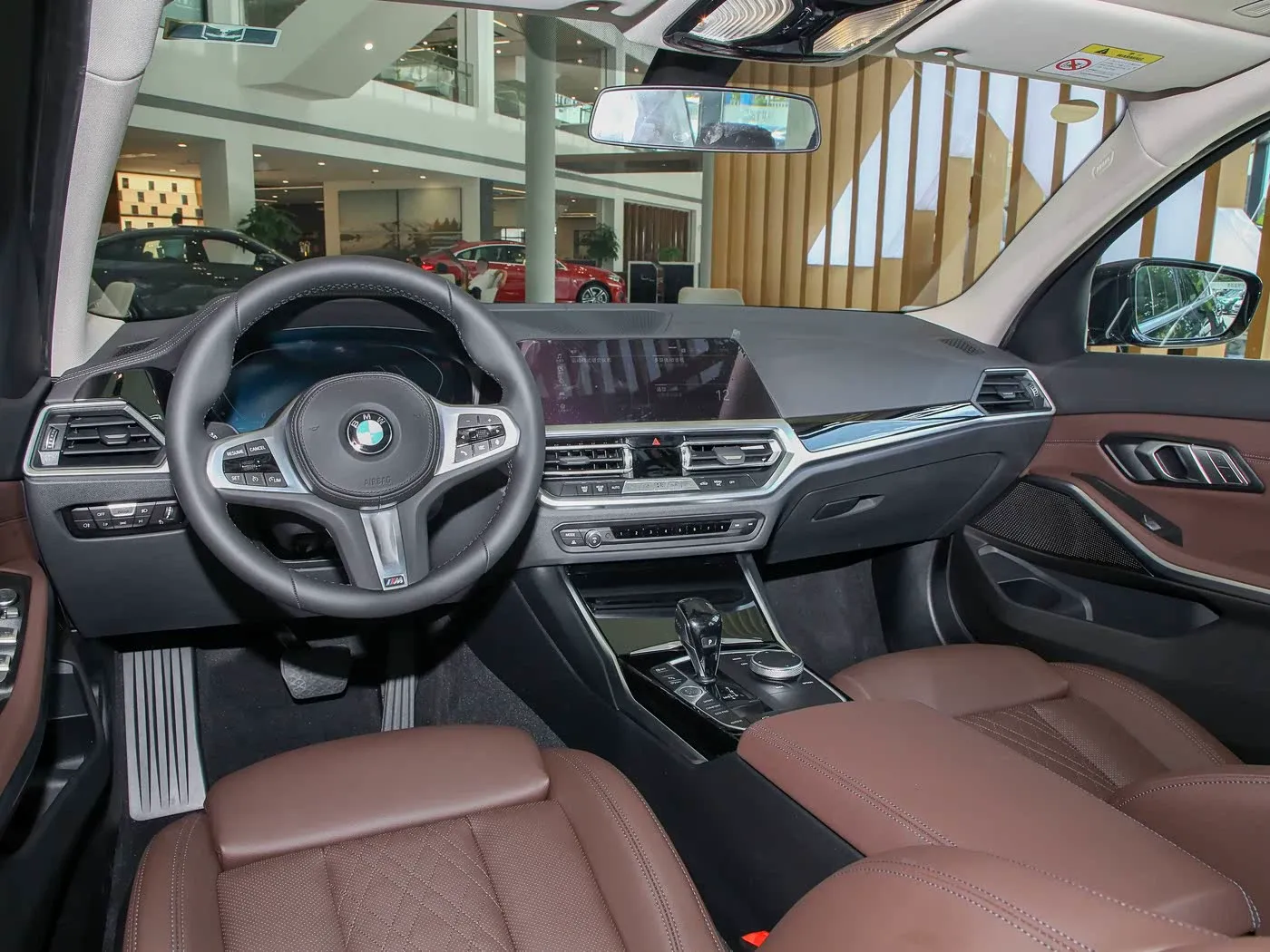 Салон BMW 320Li с водительского места