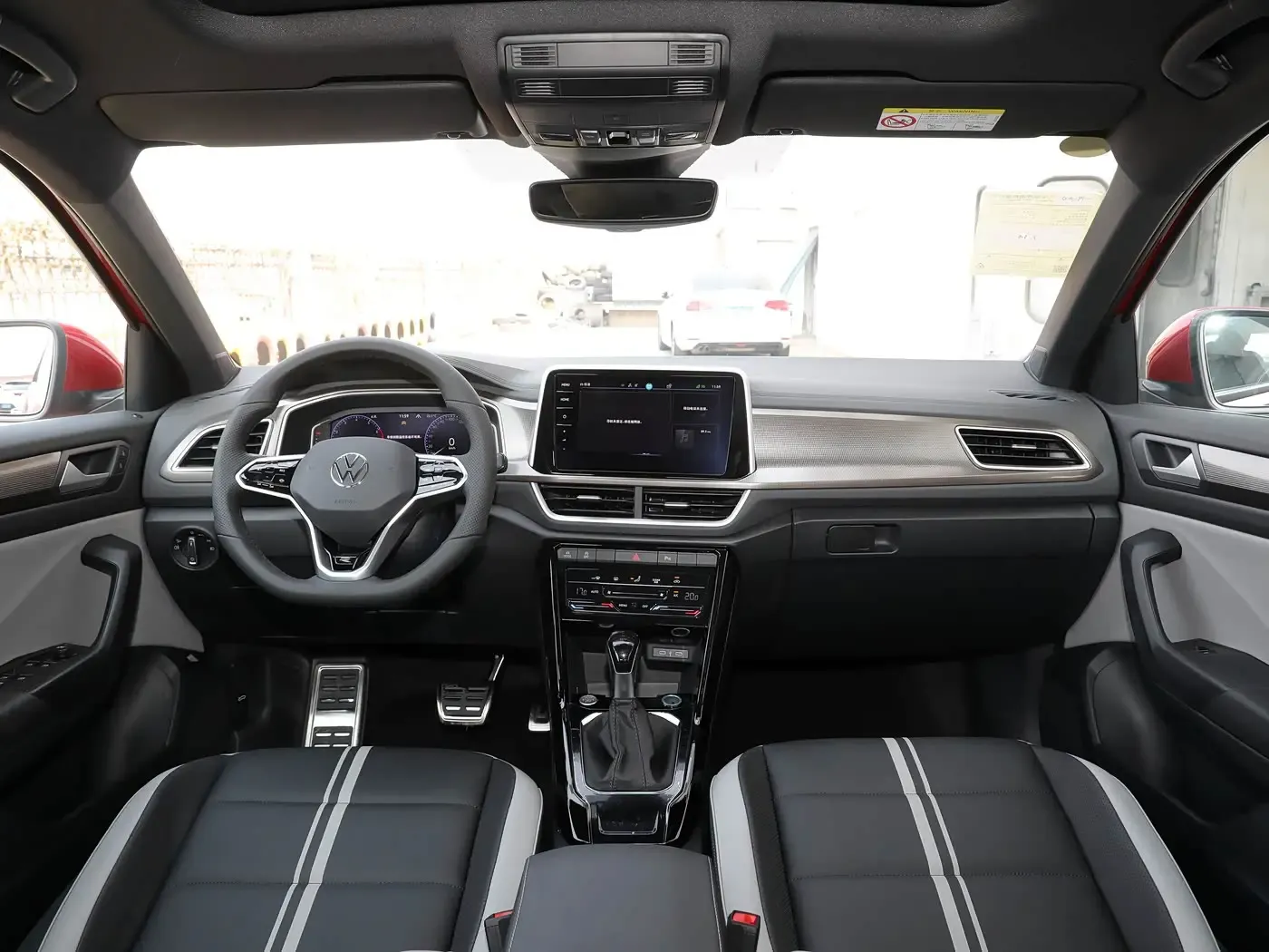 Салон Volkswagen T-Roc 280TSI 2023