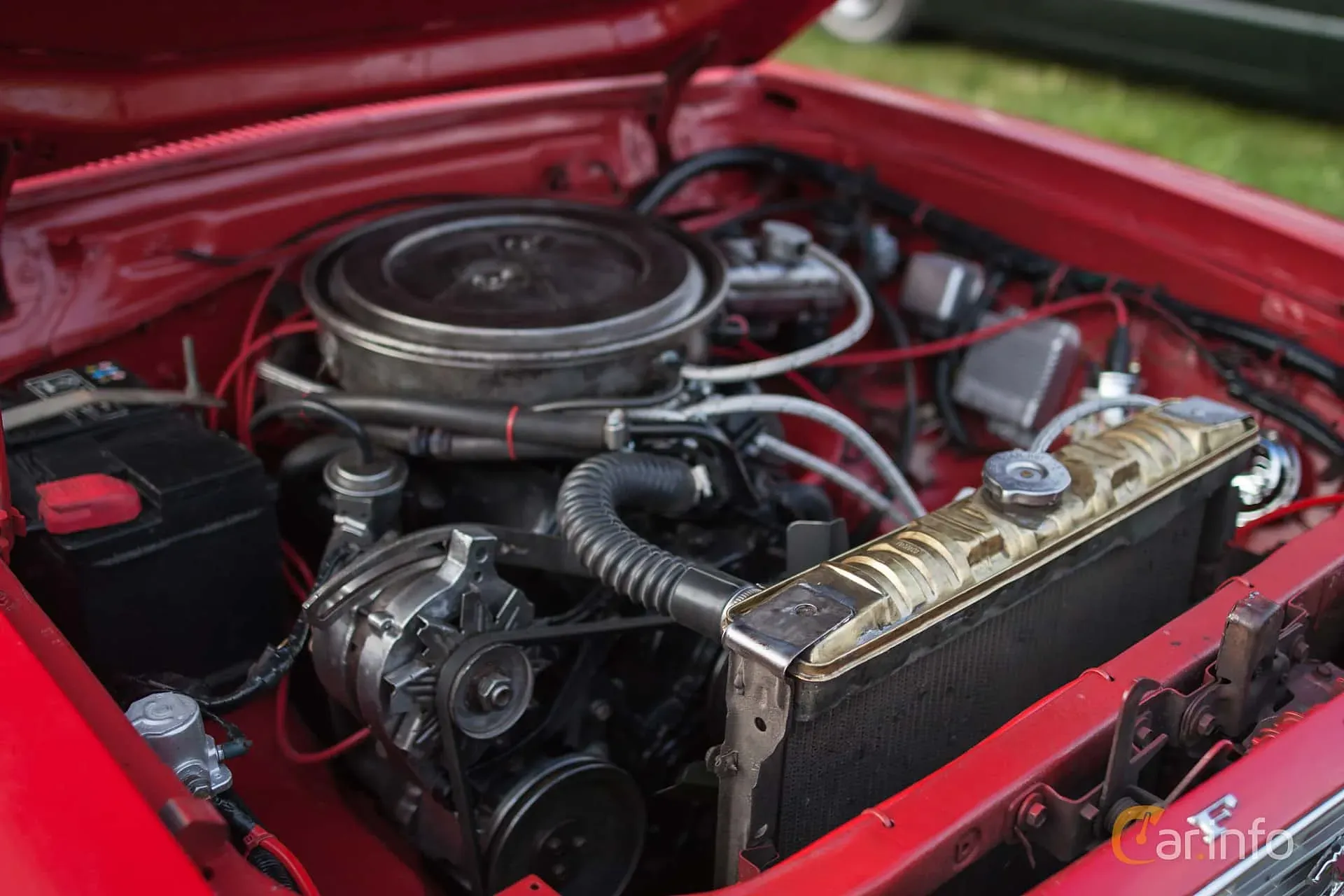 Моторный отсек Ford Mustang II