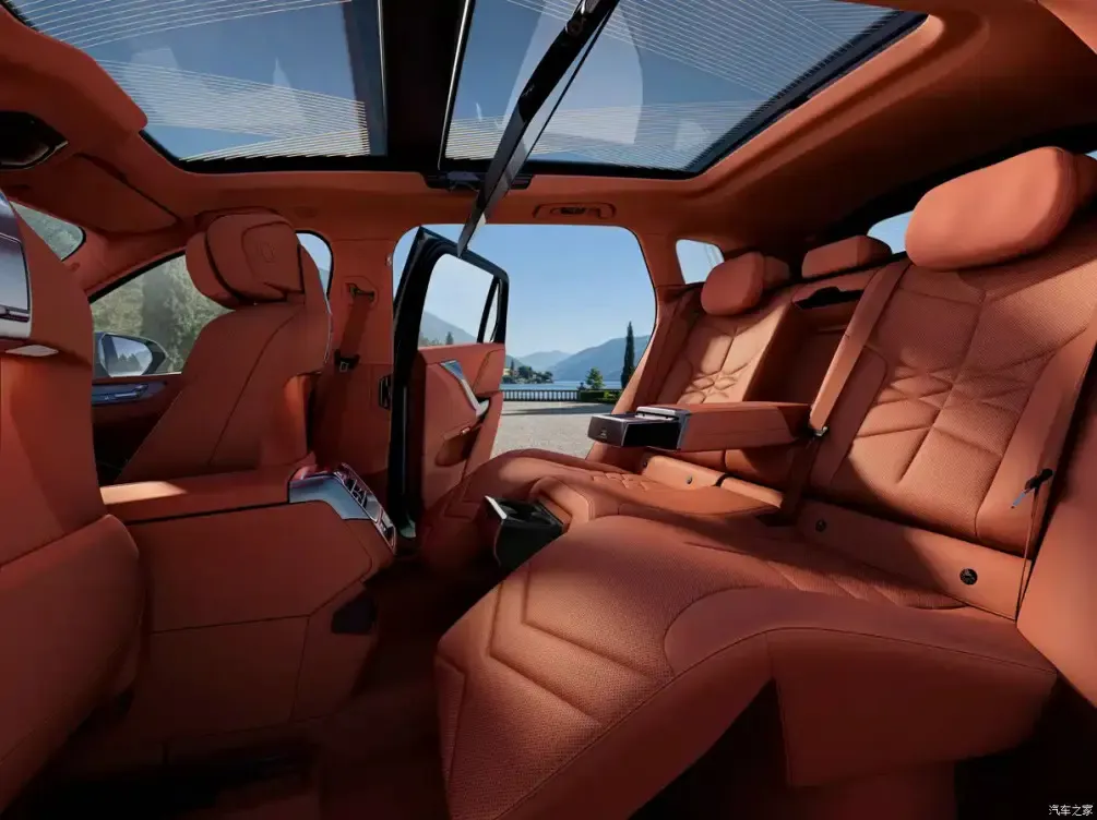 На втором ряду у китайского BMW X5 предусмотрены сиденья с оттоманками