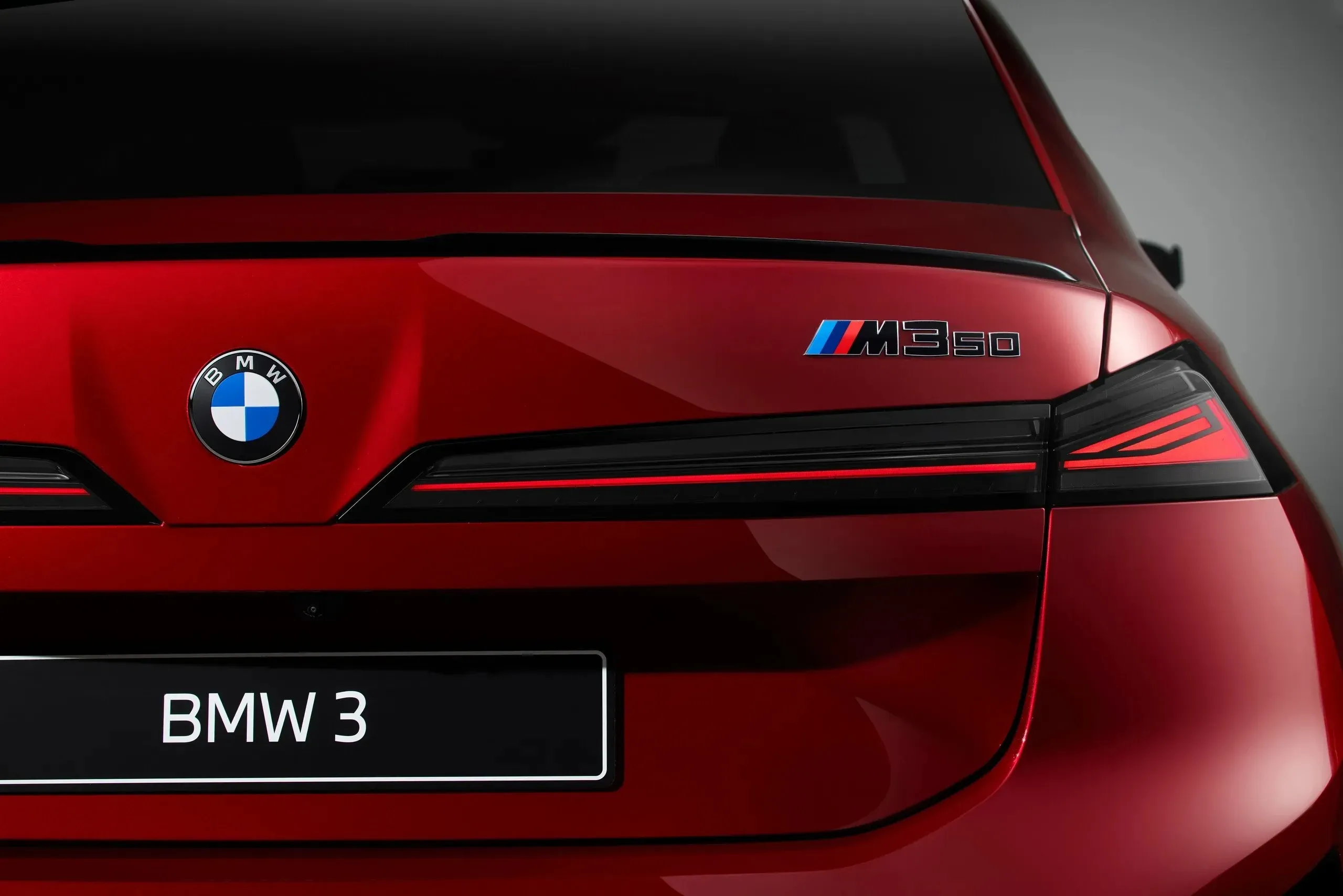Сзади новая 3 Series перекликается со старшими моделями BMW, включая 5 Series