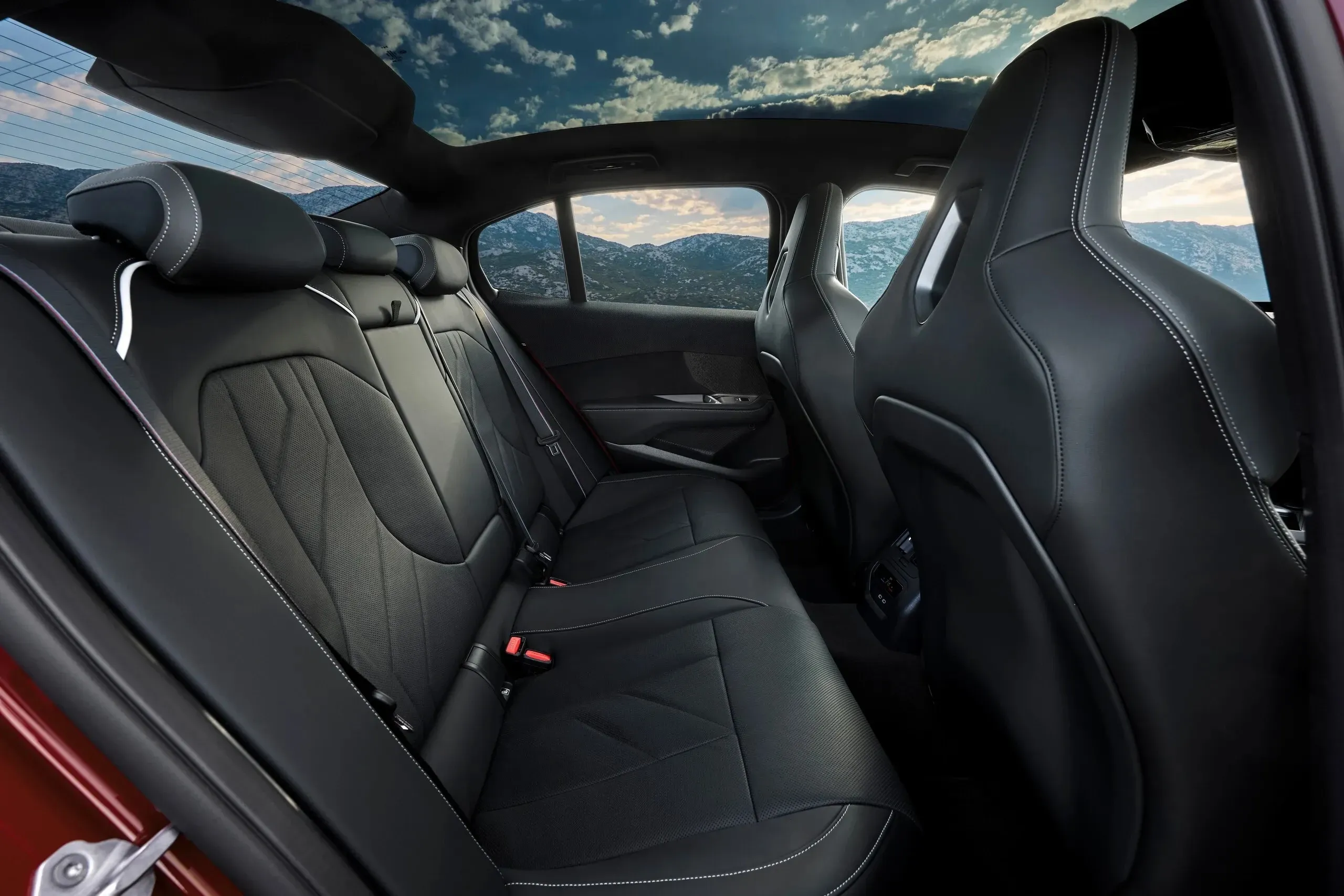 На заднем ряду новая 3 Series не обещает рекордов по простору