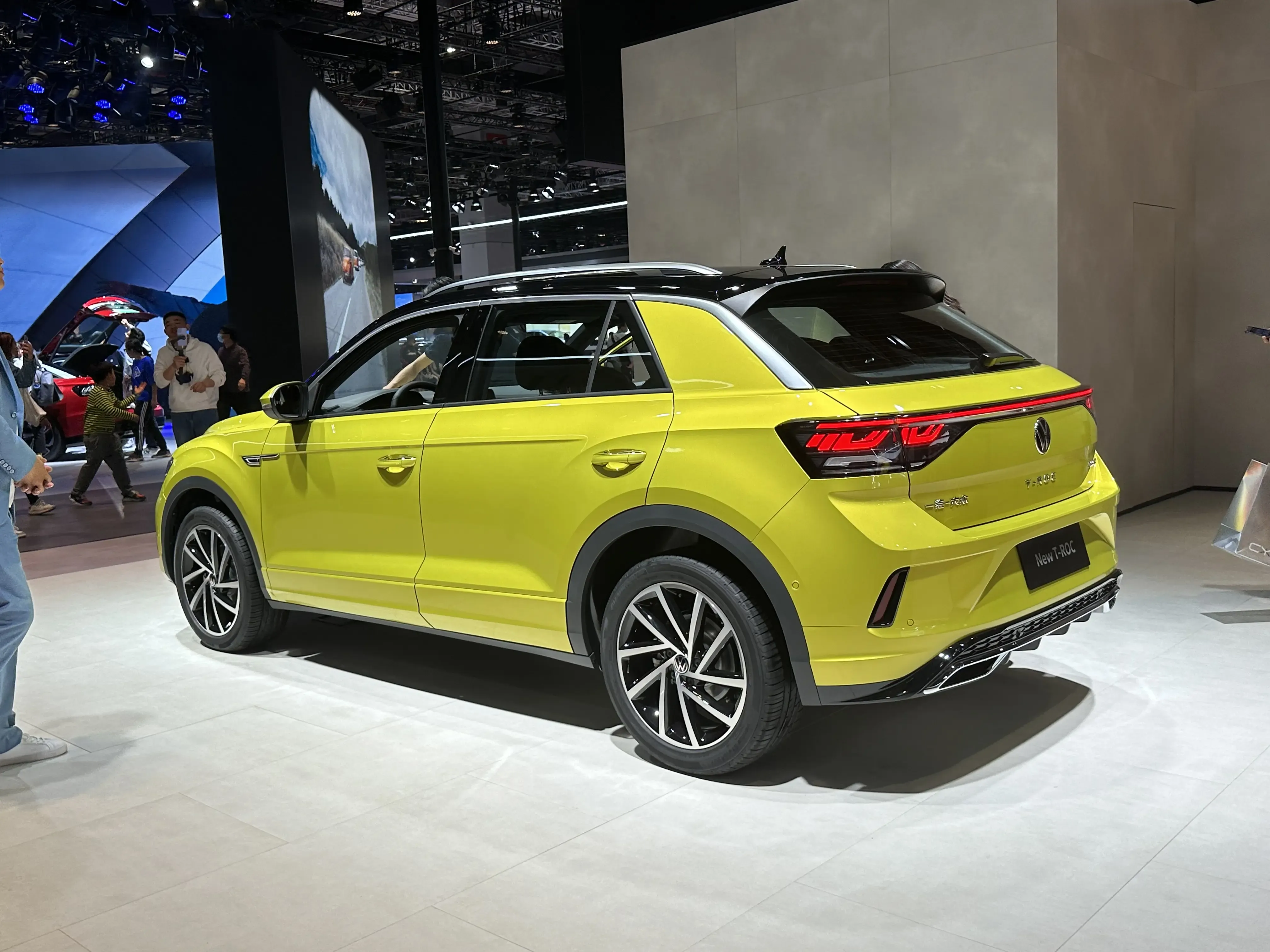 Volkswagen T-Roc 2023 сзади