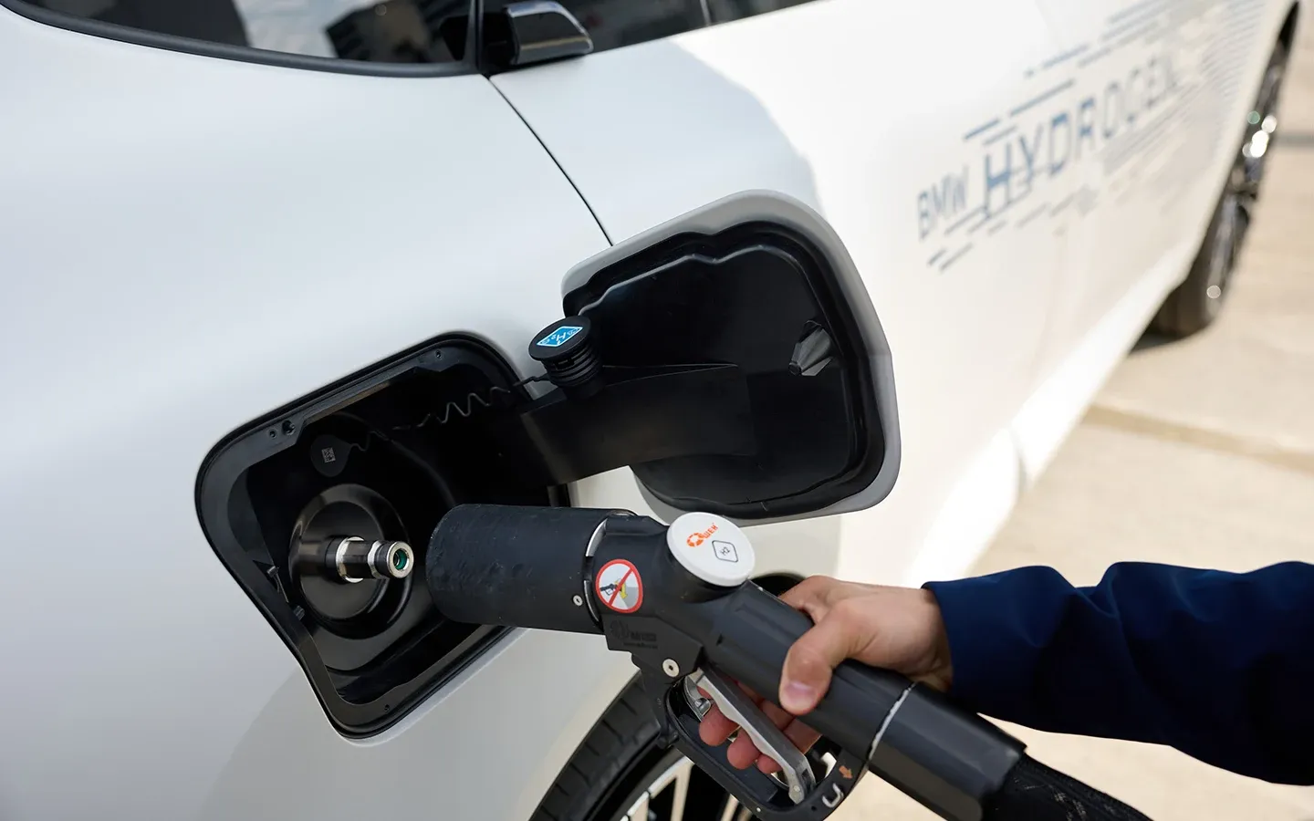 Заправка BMW iX5 Hydrogen водородом