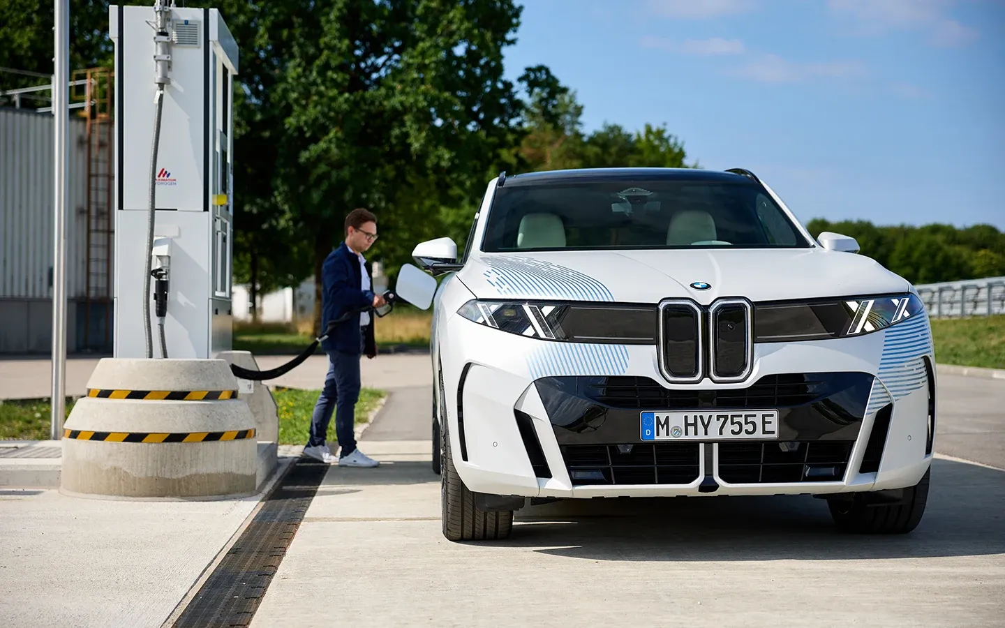 BMW iX5 Hydrogen у водородной заправочной станции