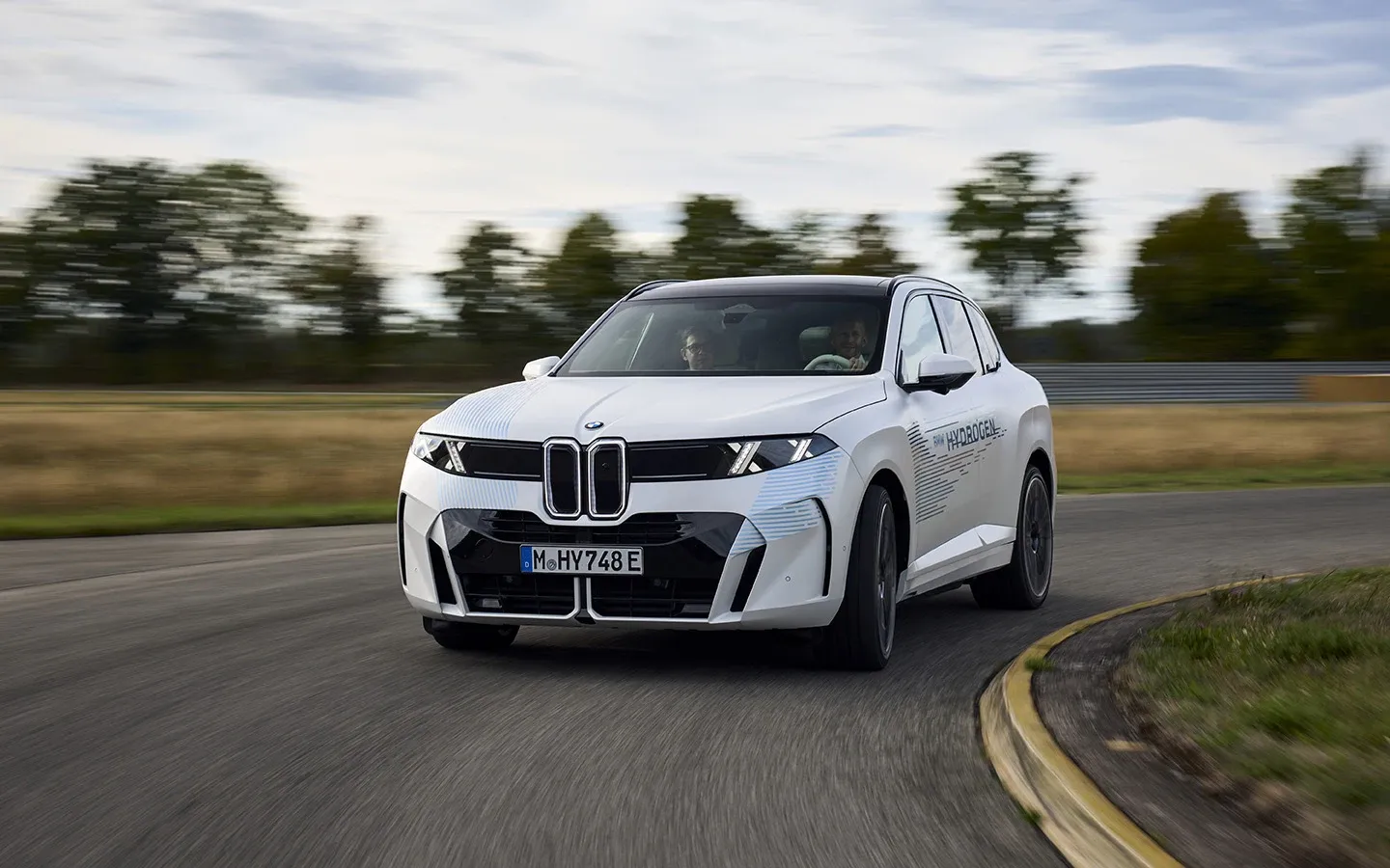 Прототип BMW iX5 Hydrogen на испытательном треке