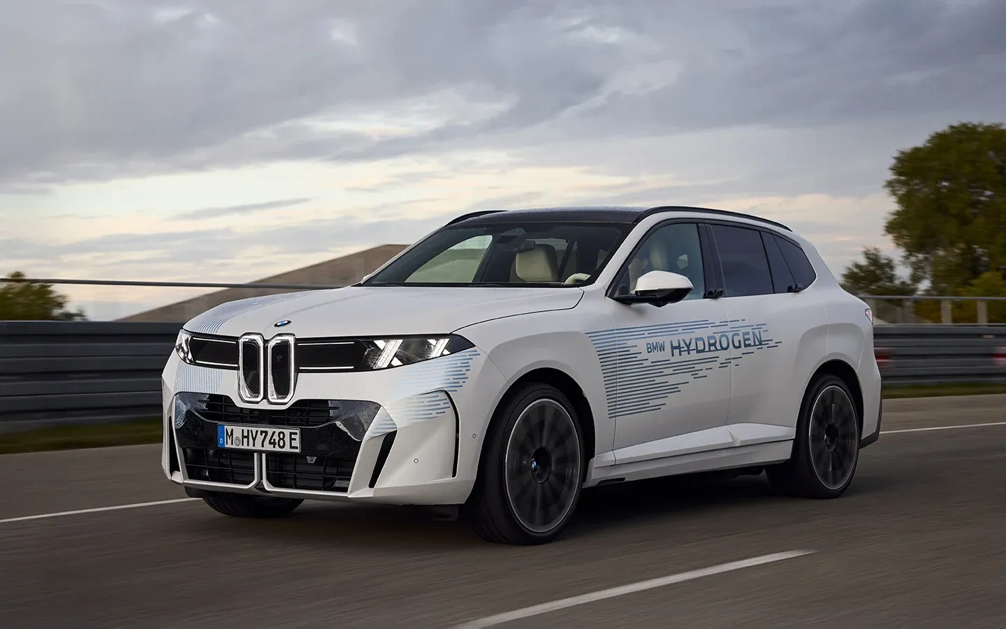 BMW iX5 Hydrogen на дороге