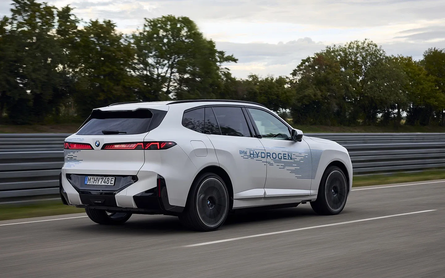 BMW iX5 Hydrogen во время динамических испытаний