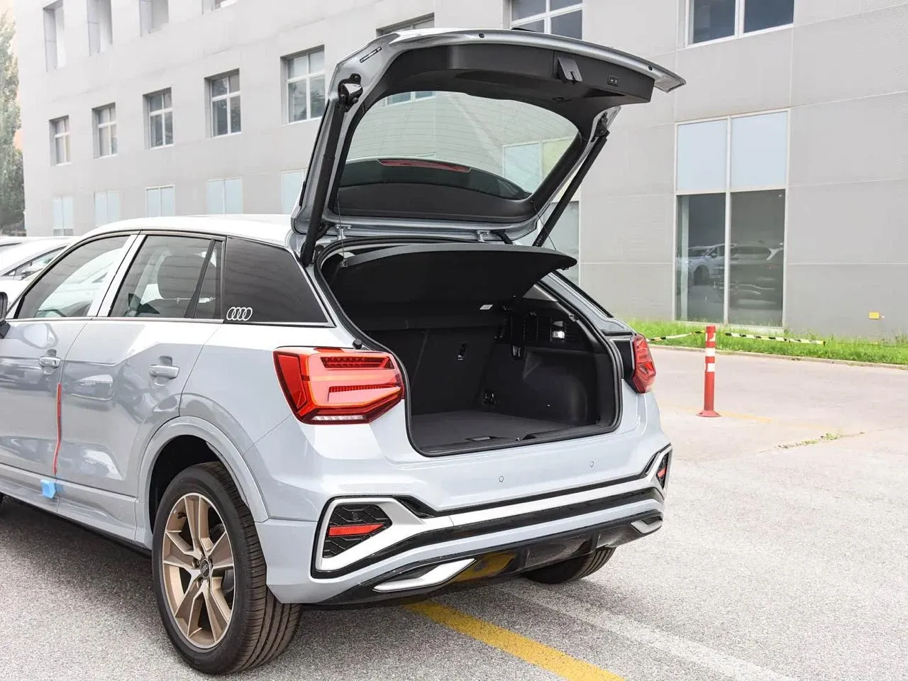 Audi Q2L 2022 с открытым багажником
